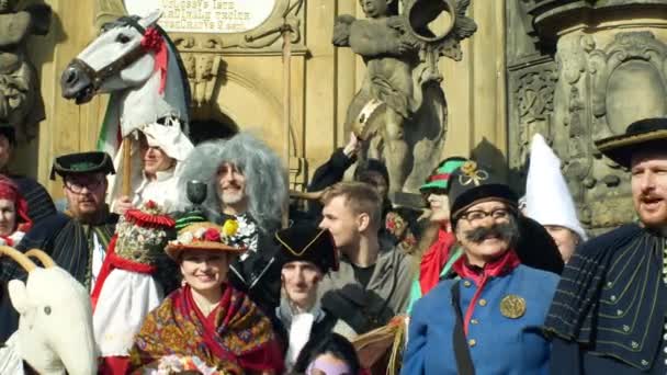 Olomouc, Csehország, február 29, 2019: karnevál Masopust ünnepe maszkok fesztivál örökség pestis-oszlop, hagyományos szláv etnikai ünneplés, téli társított népviselet maszk — Stock videók