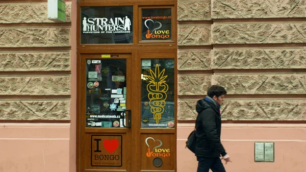 Olomouc, Republika Czeska, 2 stycznia 2019: Sklep medyczny konopi marihuany, również sprzedaje nasiona produkty, sklep z konopi marihuany symbole, ludzie spacerem wzdłuż chodnika, sprzedaż bong — Zdjęcie stockowe