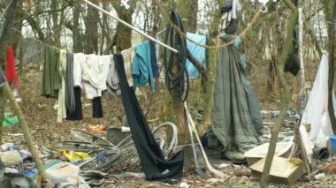 Olomouc, Çek Cumhuriyeti, 2 Ocak 2019: yaprak evsiz ghetto ahşap plastik folyo chalet çadır inine insanlar zavallı adam bina yaşayan, ahşap yakma, yağmur ve kar, hayat kış slam karşı 4 k