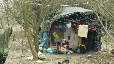 Olomouc, Çek Cumhuriyeti, 2 Ocak 2019: Yaprak evsiz ahşap plastik folyo chalet bina inine insanlar adam getto zavallı yaşam, ahşap yakma, yağmur ve kar, hayat hayatta kalma kış slam karşı 4 k