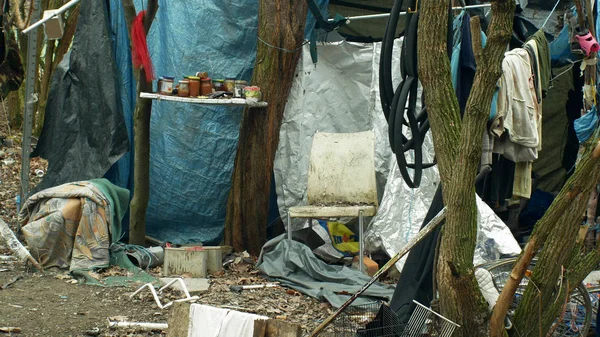 Olomouc, Csehország, 2019. január 2.: lapok hajléktalan ghetto fa műanyag fólia chalet sátor épület barlangjába ember szegény ember él, fa tüzelésű, szemben az eső és a hó, az élet téli slam 4k — Stock Fotó