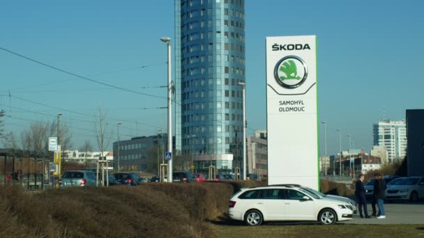 OLOMOUC, REPUBBLICA CECA, 30 GENNAIO 2019: Parcheggio con auto nuove in vendita di lusso, logo auto Skoda sull'edificio di vendita auto, cielo blu, originariamente un marchio tradizionale di auto ceche, simbolo e segno moderno — Video Stock