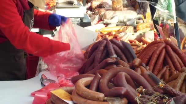 OLOMOUC, REPÚBLICA CHECA, 29 DE FEBRERO DE 2019: Mercado con productos de estabulación, matanza de cerdos, salchichas caseras tradicionales checas, multitud de personas comprando, carne de salchicha, salchichas de sangre — Vídeo de stock