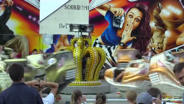 OLOMOUC, RÉPUBLIQUE TCHÈQUE, 30 AOÛT 2018 : Carrousel vaisseau spatial multifonctionnel amusant et attrayant moderne, les gens sont heureux et se réjouissent, balançant parc d'attractions — Video