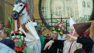 Olomouc, Çek Cumhuriyeti, 29 Şubat 2019: karnaval Masopust kutlama maskeleri geçit Festivali Belediye Binası, geleneksel Slav etnik kutlama, halk kostümleri maskesi ile ilişkili kış yakınındaki