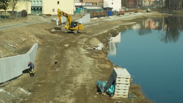 OLOMOUC, Tjekkiet, JANUAR 30, 2019: Bygning af oversvømmelsesbeskyttelse på Morava-floden i Olomouc, gravemaskine og digger øger flodbredden kapacitet til vand, reguleret og regulering – Stock-video
