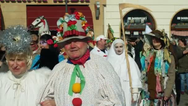 Olomouc, Tsjechië, 29 februari 2019: Carnaval Masopust viering maskers parade festival, traditionele Slavische etnische viering, winter klederdracht masker dood scythe is gekoppeld — Stockvideo
