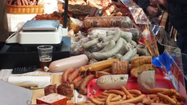 Olomouc, Çek Cumhuriyeti, Şubat 29, 2019: Stall ürünleri ile Marketplace domuz katliamı geleneksel ev sosis, insanlar alışveriş kalabalık, ölçek üzerinde kan sosis ağırlığında, sosis-et