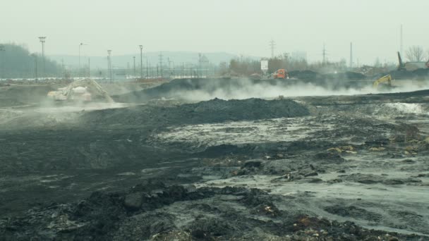 Οστράβα, Τσεχία, το 28 Νοεμβρίου 2018: εκκαθάριση της αποκατάστασης των χώρων υγειονομικής ταφής αποβλήτων πετρελαίου και τοξικές ουσίες, μμένο ασβέστη εφαρμόζεται για τη ρύπανση πετρελαίου μέσω πρόστιμο κόπτης εκσκαφέας — Αρχείο Βίντεο