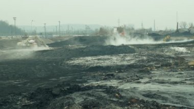 Atık yağ ve toksik maddeler, yanmış kireç petrol kirliliği iyi kesici tarak aracılığıyla uygulanır atık depolama iyileştirme Ostrava, Çek Cumhuriyeti, 28 Kasım 2018: tasfiye