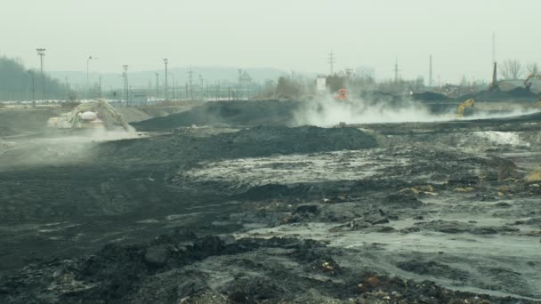 Ostrava, Česká republika, 28 listopadu 2018: likvidace sanace skládek, odpad z ropy a toxických látek, pálené vápno se aplikuje na ropného znečištění pomocí jemné fréza rypadlo