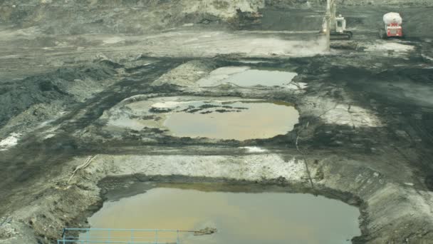 OSTRAVA, REPÚBLICA CHECA, 28 DE NOVIEMBRE DE 2018: Liquidación de la remediación de vertederos de residuos de petróleo y sustancias tóxicas, la cal quemada se aplica a la contaminación del petróleo por medio de una excavadora de corte fino — Vídeos de Stock