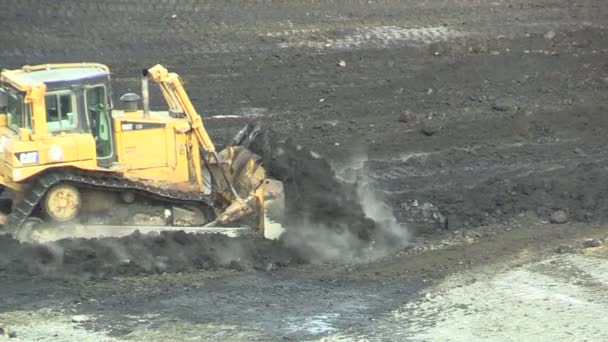 OSTRAVA, RÉPUBLIQUE TCHÈQUE, 28 NOVEMBRE 2018 : Liquidation de l'assainissement des déchets d'hydrocarbures et de substances toxiques, pollution par les hydrocarbures, bulldozer et dozer l'addition réaction chimique dioxyde de soufre — Video