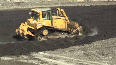 Ostrava, Çek Cumhuriyeti, 28 Kasım 2018: Petrol ve zehirli maddelerin israfının giderici tasfiyesi, petrol kirliliği, buldozer ve dozer ilave kimyasal reaksiyon kükürt dioksit