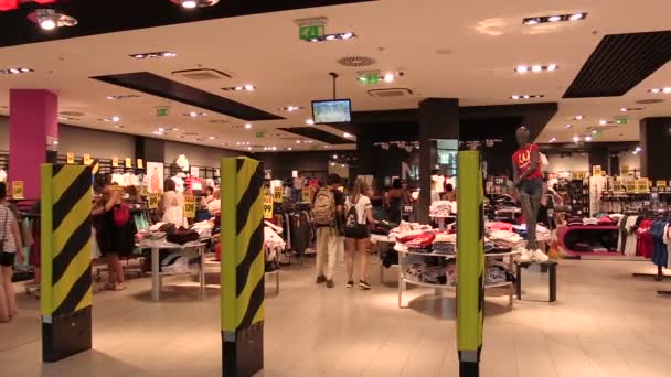 PRAGA, REPUBBLICA CECA, 29 AGOSTO 2018: Europei con shopping promozionale e commerciale provenienti dal centro commerciale abbigliamento principalmente T-shirt e felpe — Video Stock