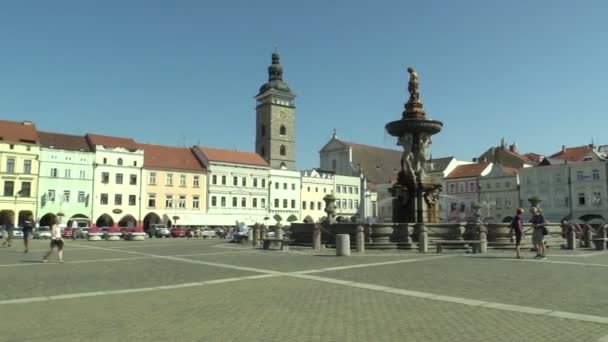 CESKE BUDEJOVICE, REPÚBLICA CHECA, 2 DE SEPTIEMBRE DE 2018: Ciudad de la plaza principal Premysla Otakara II de la ciudad checa Ceske Budejovice, vida del día, fuente de Sansón y personas en reposo, Torre Negra turismo — Vídeo de stock