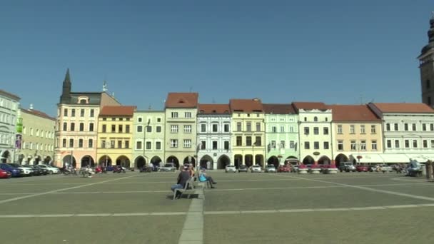 CESKE BUDEJOVICE, REPÚBLICA CHECA, 2 DE SEPTIEMBRE DE 2018: Ciudad de la plaza principal Premysla Otakara II de la ciudad checa Ceske Budejovice, vida del día, fuente de Sansón y personas en reposo, Torre Negra turismo — Vídeos de Stock