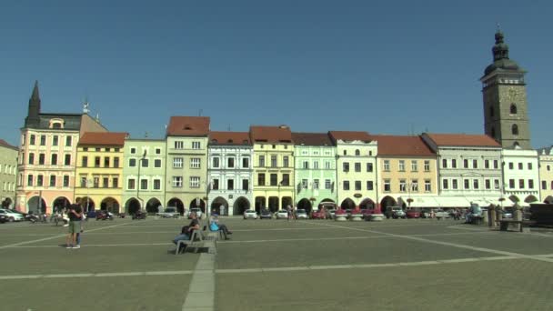 Ceske Budejovice, Çek Cumhuriyeti, 2 Eylül 2018: Çek Şehri Ceske Budejovice'nin ana meydanı Premysla Otakara Ii, günün hayatı ve dinlenen insanlar aşk, Kara Kule gezi — Stok video