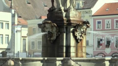 Ceske Budejovice, Çek Cumhuriyeti, 2 Eylül 2018: Büyük Çek şehri Ceske Budejovice'nin ana meydanı Premysla Otakara Ii, günün hayatı, Samson çeşme su detayı ve yakın çekim
