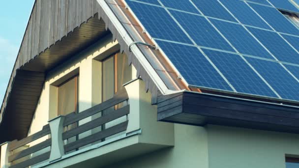 Solární panely fotovoltaické moderní buňky v rodinném domě, panely na bázi křemíku vyrobené z polovodičových řezů mění elektromagnetickou energii světla v elektrické energii, na střeše, slunný den, 4k