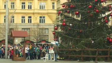Brno, Çek Cumhuriyeti, 21 Aralık 2018: Noel ağacı aydınlık ve güzel süs ler ve şişeler ile süslenmiş parlar, ahşap çan kulesinde çocuklar, anaokulu çan zil sevinç