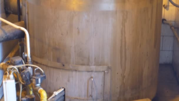 Cultivo de destilaria para a produção de aguardente de ameixa por cozedura em uma caldeira a gás, vaso alambique durante o processo de destilação fluxo de aguardente de ameixa fresca, garrafas de licor de ameixa slivovitz tradicional checa — Vídeo de Stock