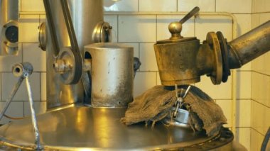 Bir gaz kazanı ateş tarafından erik brendi üretimi için büyüyen damıtım, alembic pot hala damıtma akışı sürecinde taze erik brendi, şişe erik likör slivovitz geleneksel çek