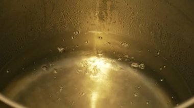 Bir gaz kazanı ateş tarafından erik brendi üretimi için büyüyen damıtım, alembic pot hala damıtma akışı sürecinde taze erik brendi, şişe erik likör slivovitz geleneksel çek
