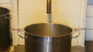 Bir gaz kazanı ateş tarafından erik brendi üretimi için büyüyen damıtım, alembic pot hala damıtma akışı sürecinde taze erik brendi, şişe erik likör slivovitz geleneksel çek