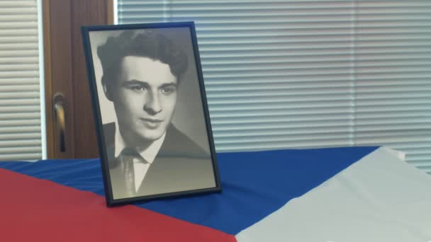 2019年1月16日，捷克共和国奥洛穆茨：扬·帕拉奇肖像学生和国旗捷克共和国，市政厅房间和奥洛穆茨的历史建筑，50周年，纪念馆，1968年占领 — 图库视频影像