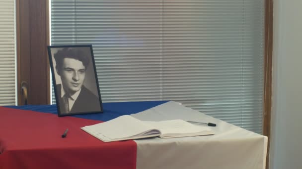 OLOMOUC, REPÚBLICA CHECA, 16 DE ENERO DE 2019: Jan Palach retrato de estudiante y bandera República Checa, sala del ayuntamiento y edificios históricos en Olomouc, libro conmemorativo de los mensajes de las naciones — Vídeo de stock