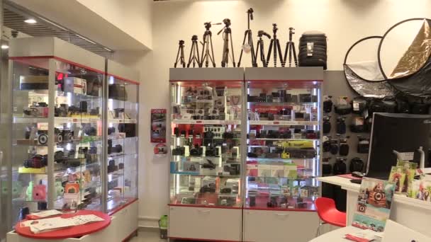 OLOMOUC, CZECH REPUBLIC, SEPTEMBER 2, 2018: Photographic and video technology professional and modern cameras lenses, accessories in luxury glass cabinets in business house and shop, store shopping — Stock Video