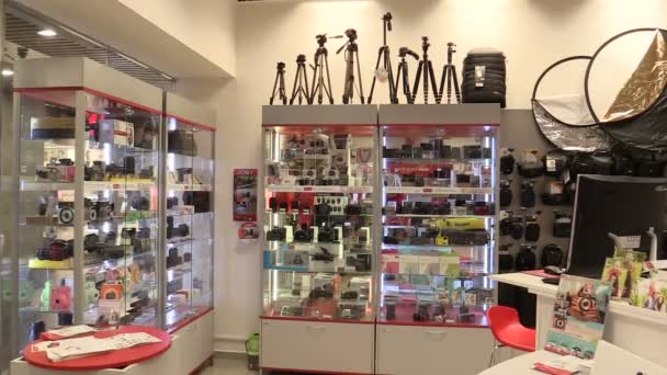 Olomouc, Tsjechië, 2 september 2018: fotografische en video technologie professionele en moderne camera's lenzen, accessoires in luxe glazen kasten in Business House en winkel, winkel winkelen — Stockvideo