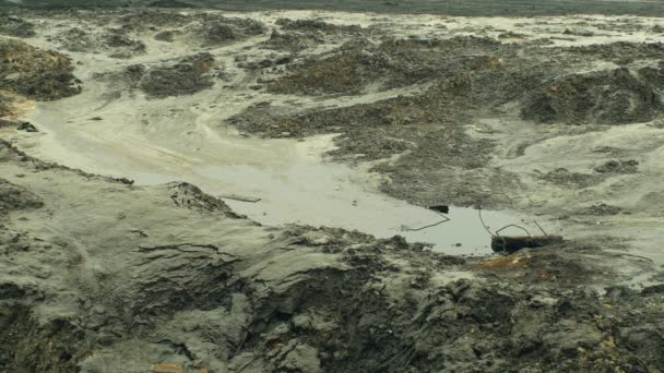 Kasta sten i oljelagunvattnet. den tidigare dumpar giftigt avfall i Ostrava, oljelagun, effekter natur från jord förorenat med kemikalier och olja, miljökatastrof, förorening — Stockvideo