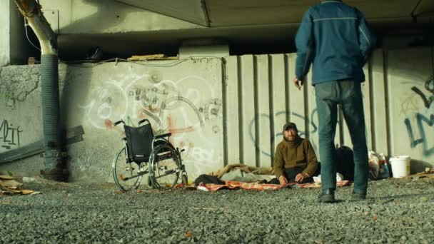 OLOMOUC, RÉPUBLIQUE TCHÈQUE, 24 OCTOBRE 2018 : Authentique groupe émotionnel de sans-abri et un fauteuil roulant invalide sans jambes en place sous un pont où ils dorment, Europe — Video