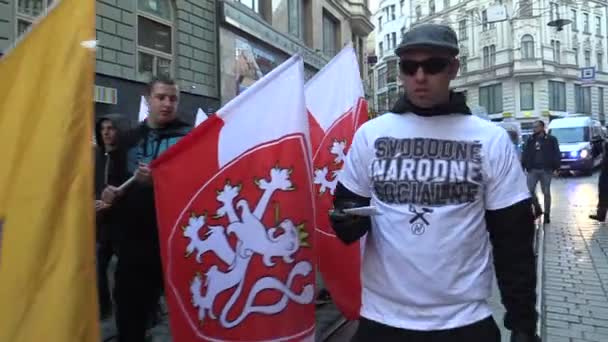 BRNO, CZECH REPUBLIC, MAY 1, 2019: March of radical extremists, suppression of democracy, against the government of the Czech Republic, against refugees and Gypsy, police riot, flags — Stock Video