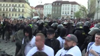 Brno, Çek Cumhuriyeti, 1 Mayıs 2019: Radikal radikallerin ve aktivist adamın radikallere, aşırılık yanlılarına karşı çatışması. Ulusal Sosyal Cephe. Polis ve polis kask isyan müdahale ve mücadele bastırmak