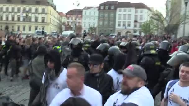Μπρνο, Τσεχική Δημοκρατία, 1 Μαΐου, 2019: σύγκρουση ριζοσπαστικών εξτρεμιστών και ακτιβίστρια κατά του ριζοσπαστισμού, των εξτρεμιστών. Εθνικό κοινωνικό μέτωπο. Η εξέγερση της αστυνομίας και του αστυνομικού κράνος παρεμβαίνει και καταστέλλει — Αρχείο Βίντεο