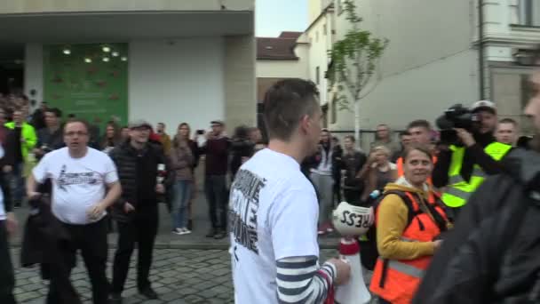 Brno, Republika Czeska, 1 maja 2019: Erik Lamprecht, szef Narodowego Frontu społecznego Czech, tworzy tłum procesji i zbiera się na marsz z megaphonem. Marsz radykalnych ekstremistów — Wideo stockowe