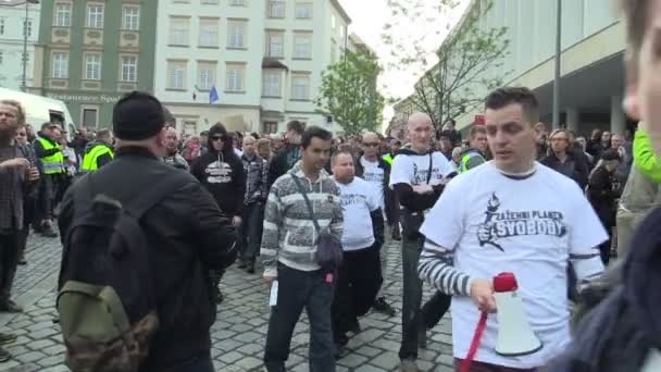 BRNO, CZECH REPUBLIC, MAY 1, 2019: Erik Lamprecht, head of the National Social Front Czech, is forming a procession crowd and a gathering for a march with a megaphone. March of radical extremists — Stock Video