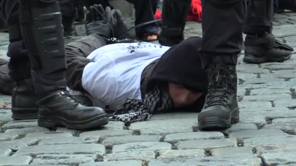 Brno, Tschechische Republik, 1. Mai 2019: Die Polizei nahm einen Extremisten fest, der unrechtmäßig gehandelt hatte, in Handschellen gefesselt, ein Konflikt zwischen radikalen Extremisten und einem Aktivisten gegen Radikalismus, Rassismus — Stockvideo