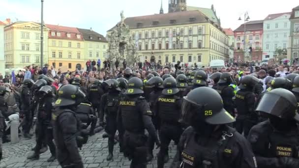 Brno, Tjeckien, 1 maj 2019: polis upplopp fängslade en extremistisk som hade agerat olagligt, handbojor, konflikt mellan radikala extremister och aktivist man mot radikalism, rasism — Stockvideo