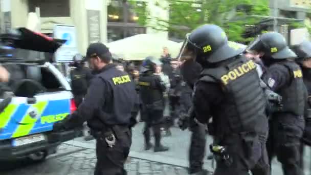 Bereitschaftspolizei nahm einen Extremisten fest, der unrechtmäßig gehandelt hatte, gefesselt, Konflikt zwischen radikalen Extremisten und Aktivist Mann gegen Radikalismus, Rassismus — Stockvideo