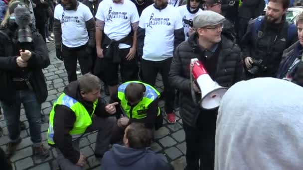 Anti fascistische activisten antifa proberen om de Mars te blokkeren, onderhandelen met de politie, menigte en een bijeenkomst voor een Mars met een MegaFon. Radicale extremisten racisme — Stockvideo