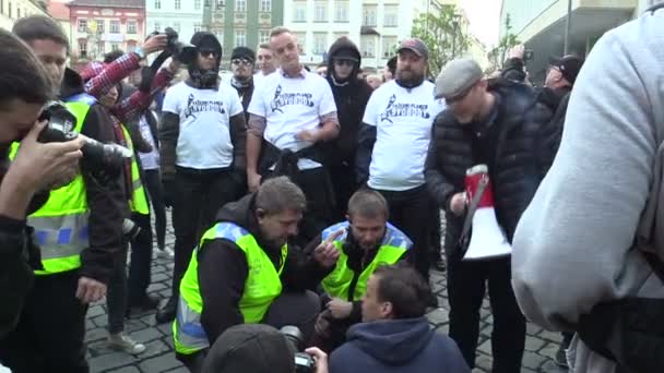 BRNO, RÉPUBLIQUE TCHÈQUE, 1er MAI 2019 : Des militants antifascistes antifa tentent de bloquer la marche, de négocier avec la police, la foule et un rassemblement pour une marche avec un mégaphone. Racisme extrémiste radical — Video