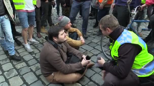 BRNO, REPÚBLICA CHECA, 1 DE MAYO DE 2019: Activistas antifascistas antifa tratan de bloquear la marcha, negociar con la policía, la multitud y una reunión para una marcha con un megáfono. Racismo extremista radical — Vídeo de stock