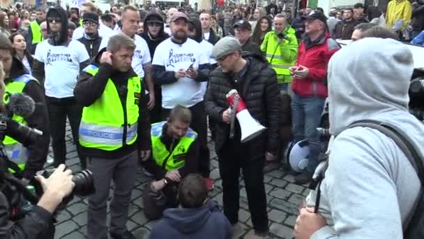 Gli attivisti antifascisti antifa cercano di bloccare la marcia, negoziare con la polizia, la folla e un raduno per una marcia con un megafono. Radicali estremisti razzismo — Video Stock