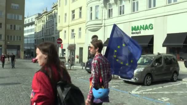 Niño estudiante sostiene la bandera de la Unión Europea Manifestación para apoyar la democracia en la República Checa. Contra el nacionalismo y el fascismo. Promover la globalización — Vídeos de Stock
