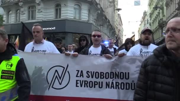 Brno, Çek Cumhuriyeti, 1 Mayıs 2019: Radikal aşırılık yanlılarının yürüyüşü, demokrasinin bastırılması, faşist karşıtı antifa çatışması, hükümete karşı, Ulusal Sosyal Cephe, polis ayaklanması — Stok video