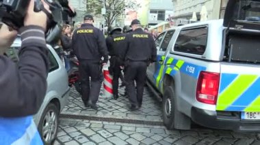 Brno, Çek Cumhuriyeti, 1 Mayıs 2019: Polis, radikalizme karşı yasadışı, kelepçeli, radikal ve aktivist bir adam çatışması yapan bir antifa antifaşisti gözaltına aldı. Gösteri Çek